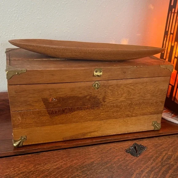 VTG MCM Rustic Wooden Storage Box with Brass Accents & Wooden Tray - Picture 3 of 17